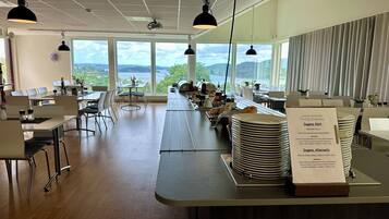 Frokost og lunsj serveres, lokale og internasjonale retter