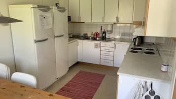 Twin Room | Shared kitchen | Full-size fridge, microwave, oven, stovetop