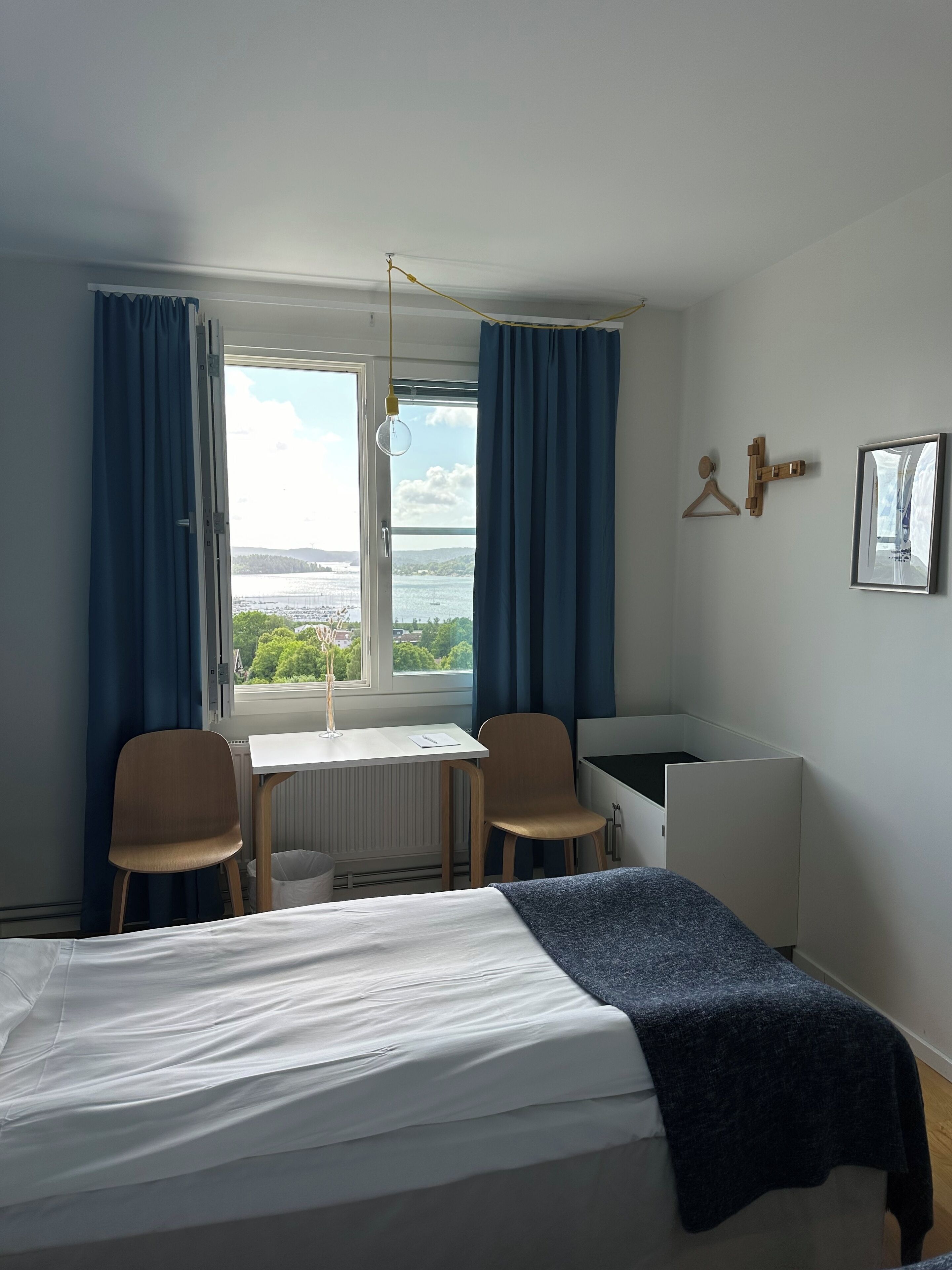 Bureau, espace de travail pour ordinateur portable