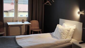 Kamar Twin | Meja kerja, ruang kerja ramah laptop, dan setrika/meja setrika