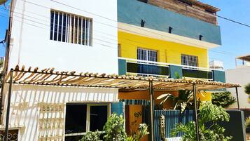 Vista frontal de la propiedad