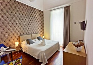Ropa de cama de alta calidad, cubrecamas y minibar 