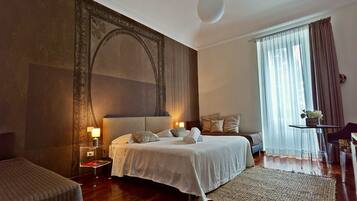 Kamar Deluks, 1 kamar tidur, kamar mandi pribadi, pemandangan kota | Seprai premium, selimut bulu angsa, minibar, dan brankas