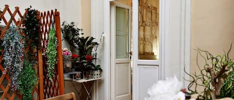 Deluxe-Zimmer, 1 Schlafzimmer, Blick auf den Innenhof | Terrasse/Patio