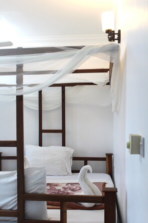 Escritorio, cortinas blackout, insonorización y wifi gratis 