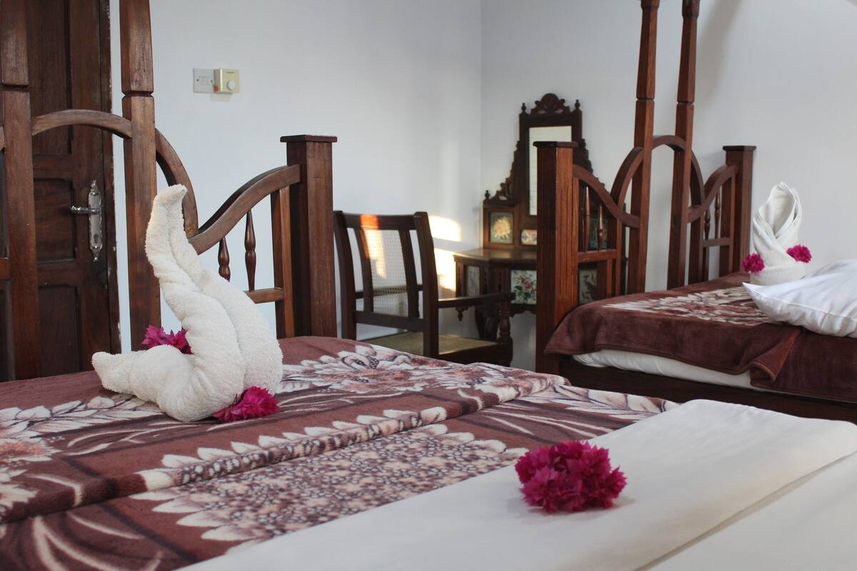 1 bedroom, desk, blackout curtains, soundproofing