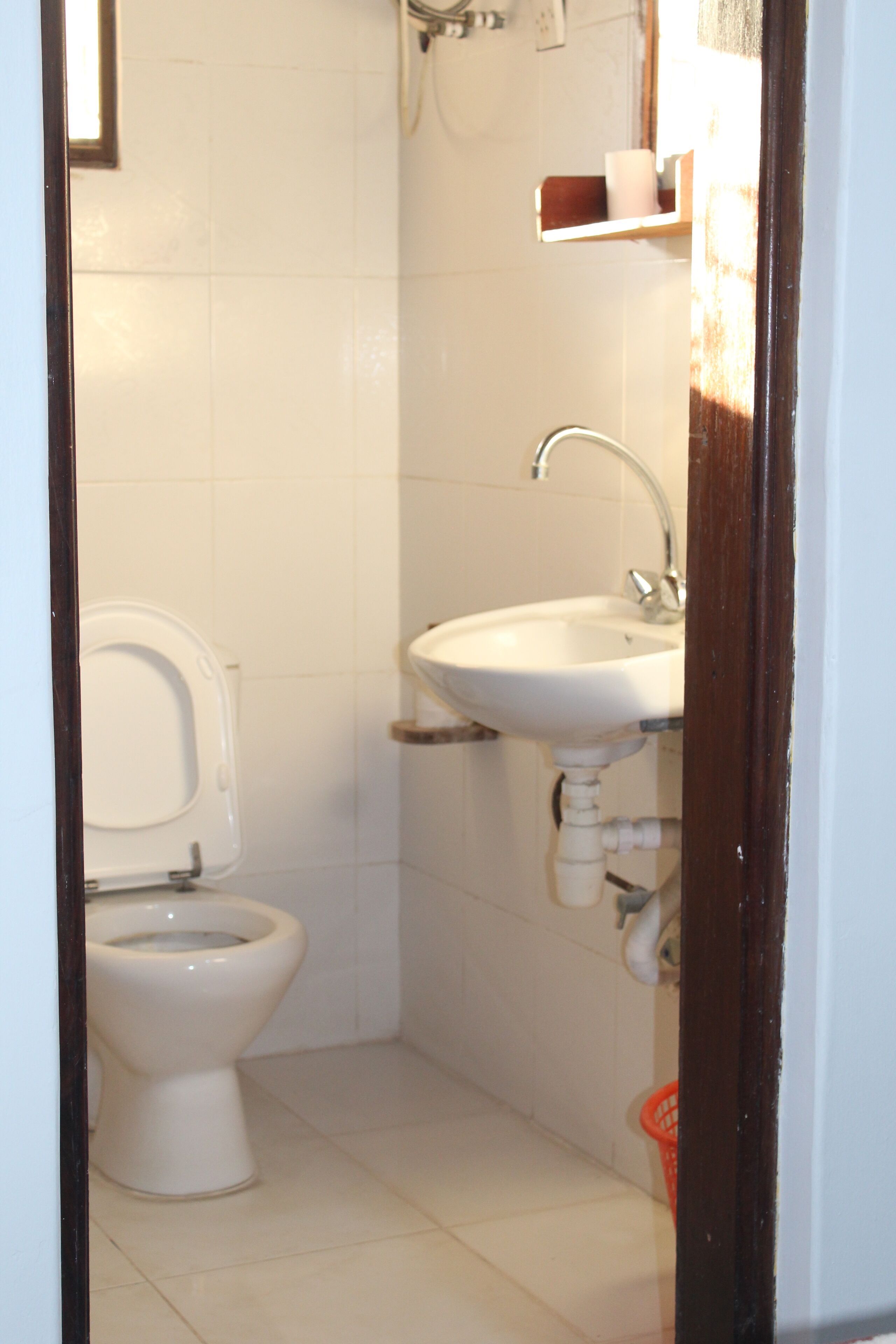 standard twin room | bathroom | shower, towels