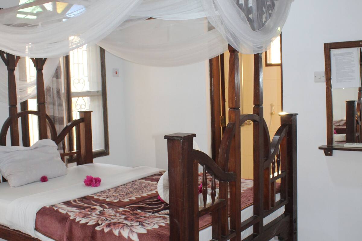 standard twin room | bathroom | shower, towels