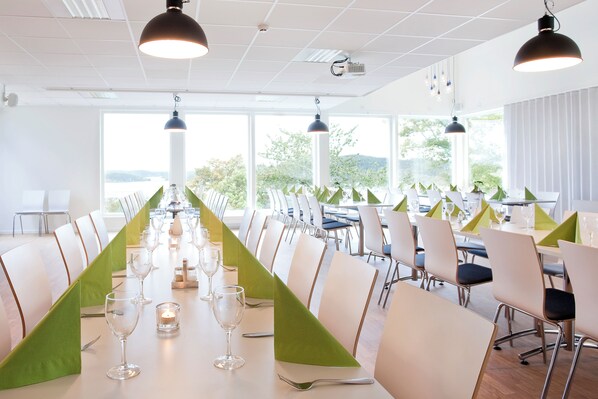 Phục vụ bữa trưa, món địa phương và quốc tế