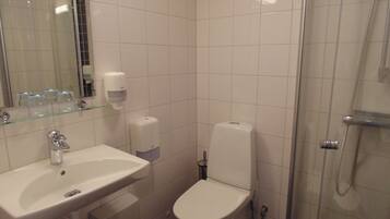 スーペリア ツインルーム | バスルーム | シャワー、バスアメニティ (無料)、ヘアドライヤー、タオル