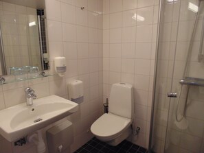 슈피리어 트윈룸 | 욕실 | 샤워 시설, 무료 세면용품, 헤어드라이어, 타월