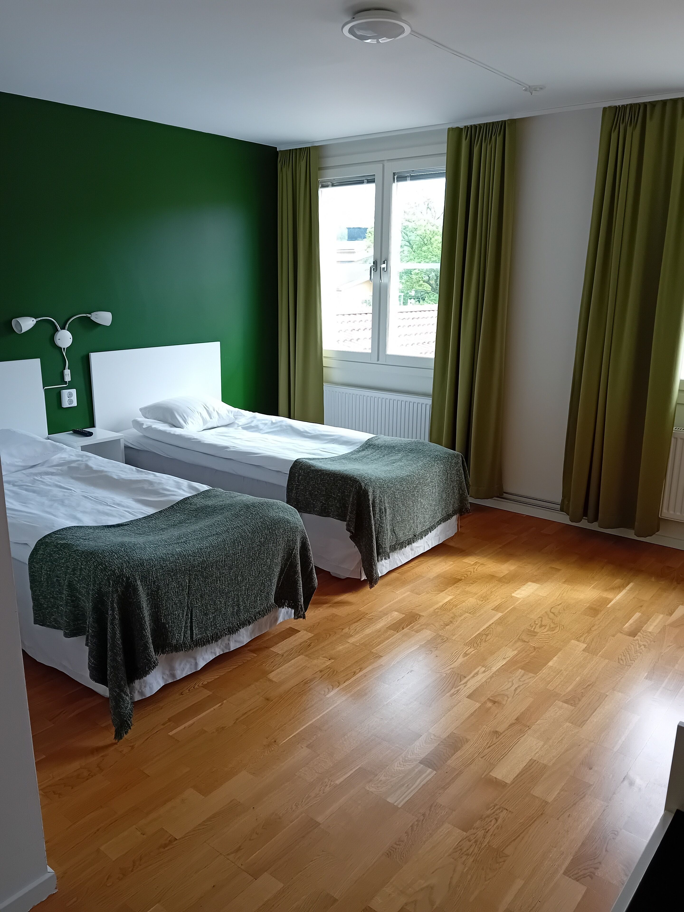 Superior Twin Room | In-room safe, iron/ironing board, free WiFi, bed sheets