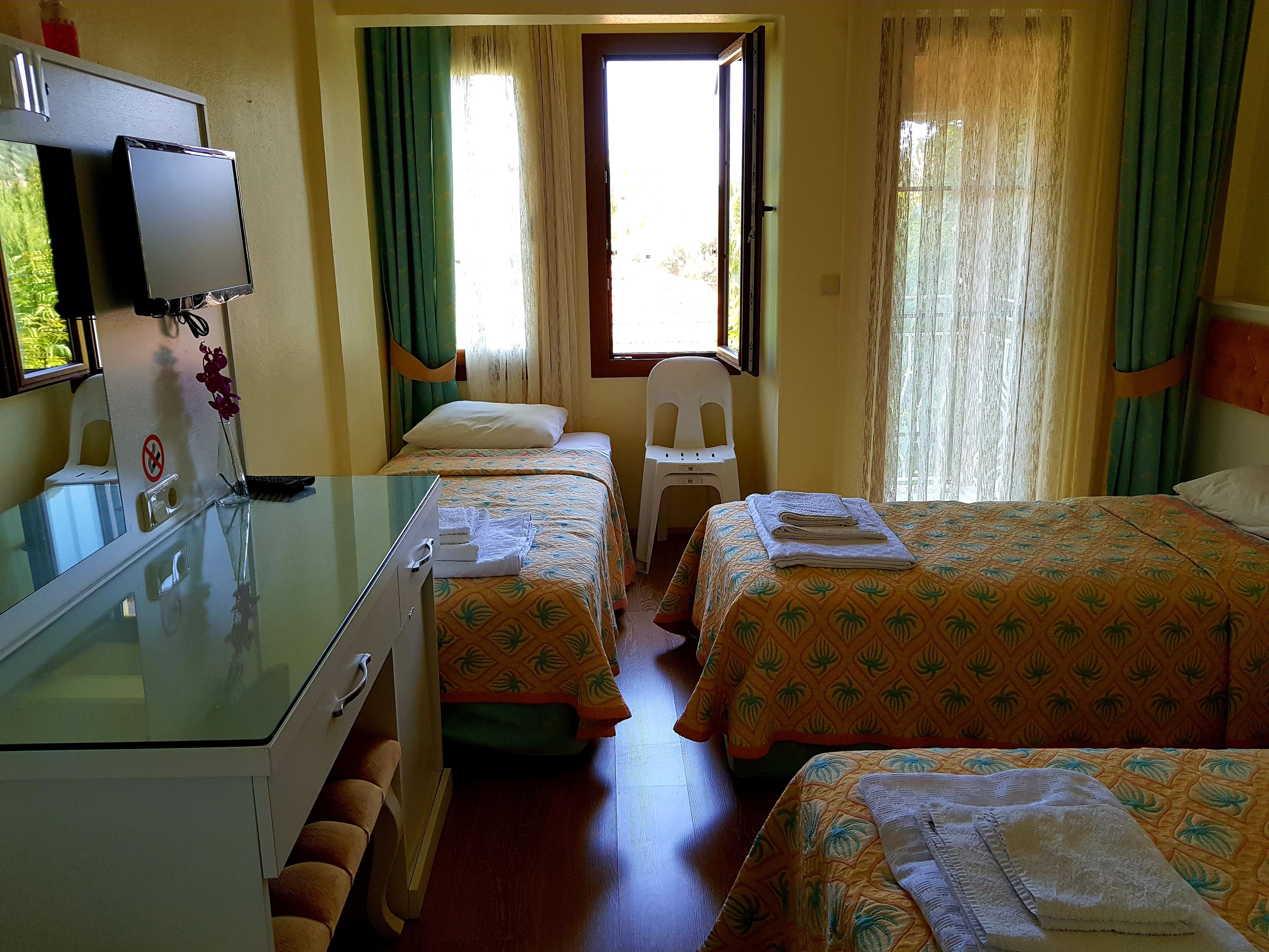 standard room | minibar, in-room safe, desk, soundproofing