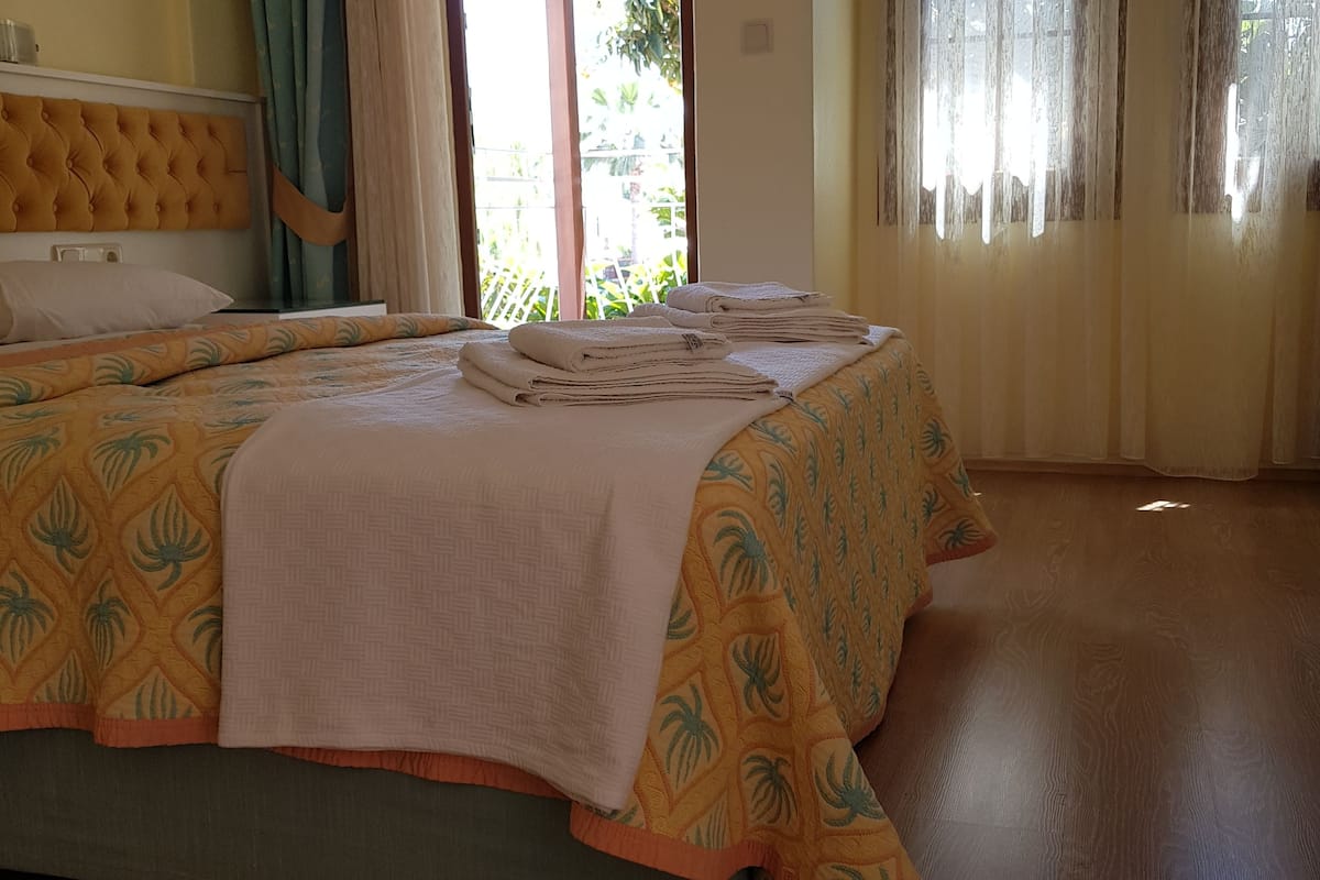 standard room | minibar, in-room safe, desk, soundproofing