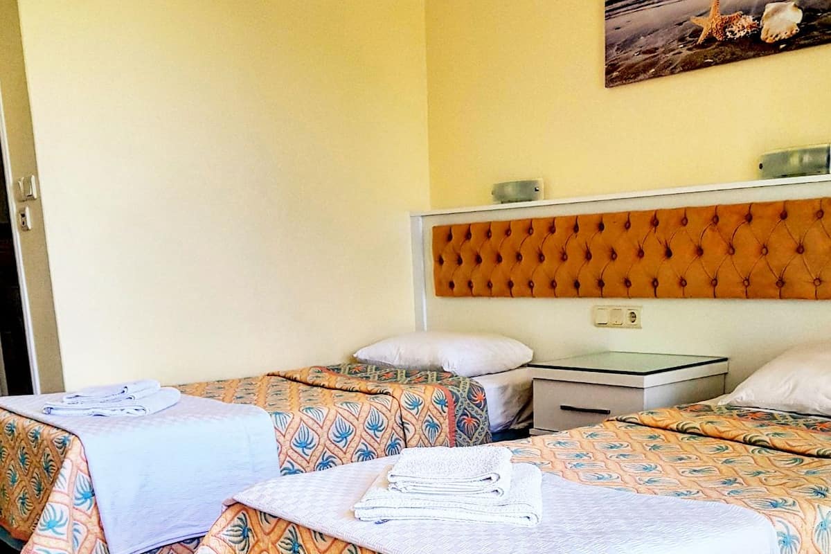 Standaard kamer | Een minibar, een kluis op de kamer, een bureau, geluiddichte muren