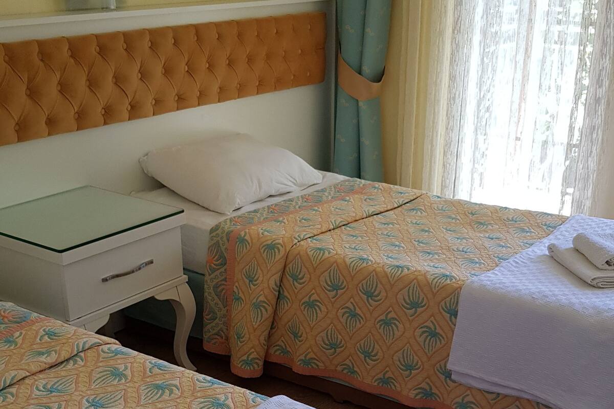 standard room | minibar, in-room safe, desk, soundproofing