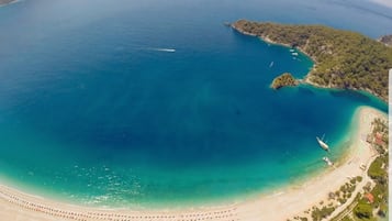 Una playa cerca