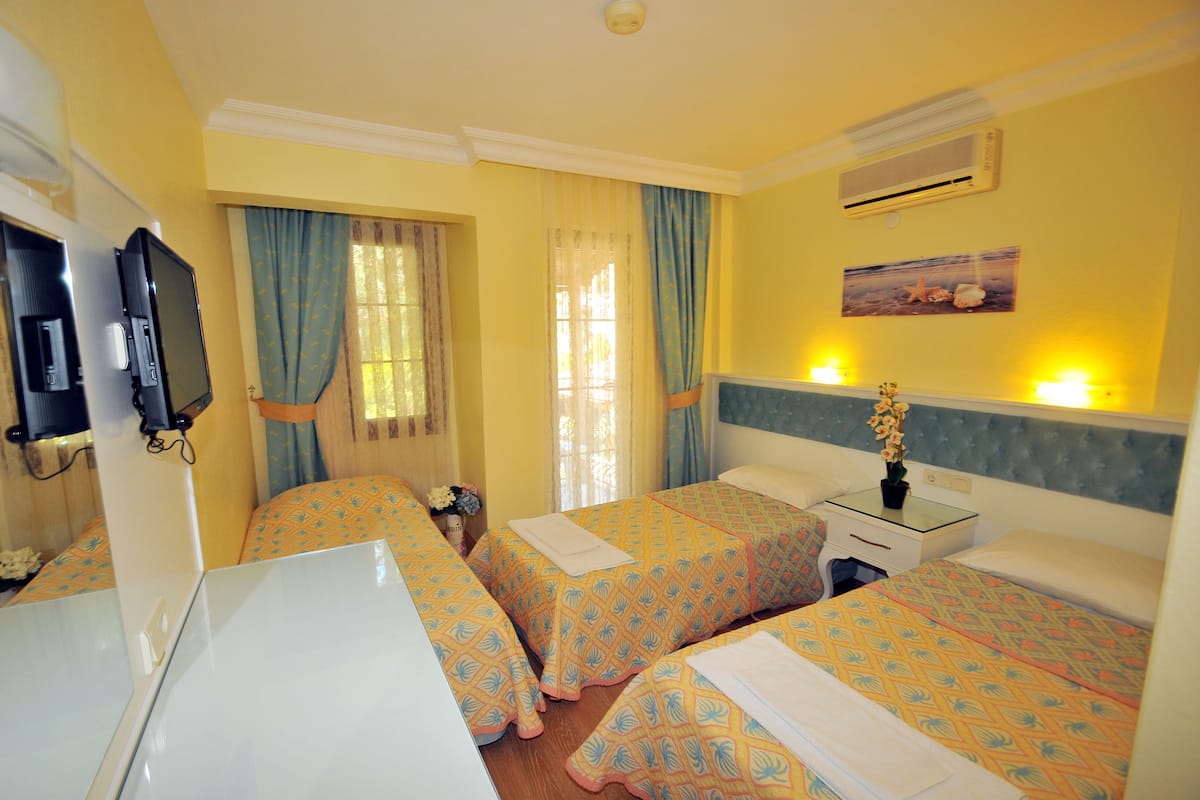 standard room | minibar, in-room safe, desk, soundproofing