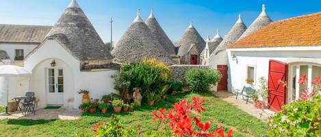 Classic Studio, Garden View (Giara) | 2 bedrooms, desk, soundproofing, iron/ironing board