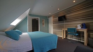Comfort Double Room, 2 Single Beds | Desk, rollaway beds, free WiFi - Pension Bakema (Nes)