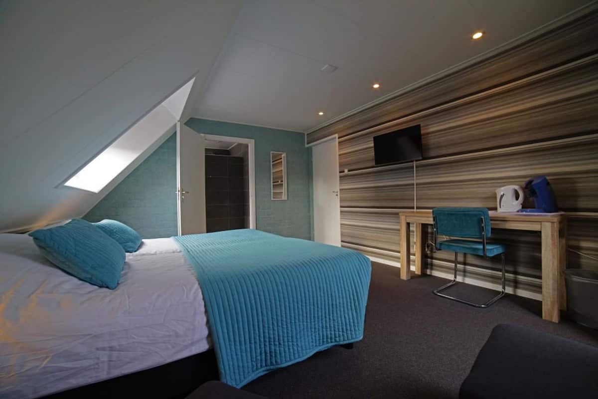 Comfort Double Room, 2 Single Beds | Desk, rollaway beds, free WiFi, wheelchair access