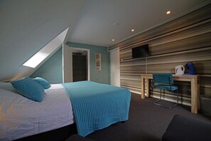 Habitación doble Confort, 2 camas individuales | Escritorio, camas extra, wifi gratis y acceso para silla de ruedas