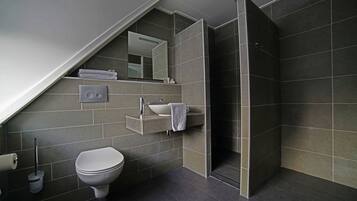 Comfort tweepersoonskamer, 2 eenpersoonsbedden | Badkamer | Gratis toiletartikelen, handdoeken