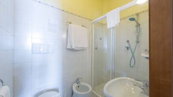 Kostenlose Toilettenartikel, Haartrockner, Handtücher