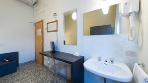 A bathroom with a sink, mirror, and towel rack. - Hotel Moderno (Pisa)