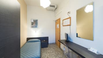Chambre Simple, salle de bains commune | Bureau, lits bébé (gratuits)