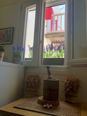 Panorama-Stadtwohnung, 2 Schlafzimmer, Terrasse, Hafenblick | Eigene Küche | Kühlschrank, Ofen, Herdplatte, Wasserkocher mit Kaffee-/Teezubehör