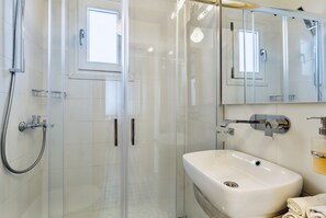 Panorama-Stadtwohnung, 2 Schlafzimmer, Terrasse, Hafenblick | Badezimmer | Kostenlose Toilettenartikel, Haartrockner, Handtücher