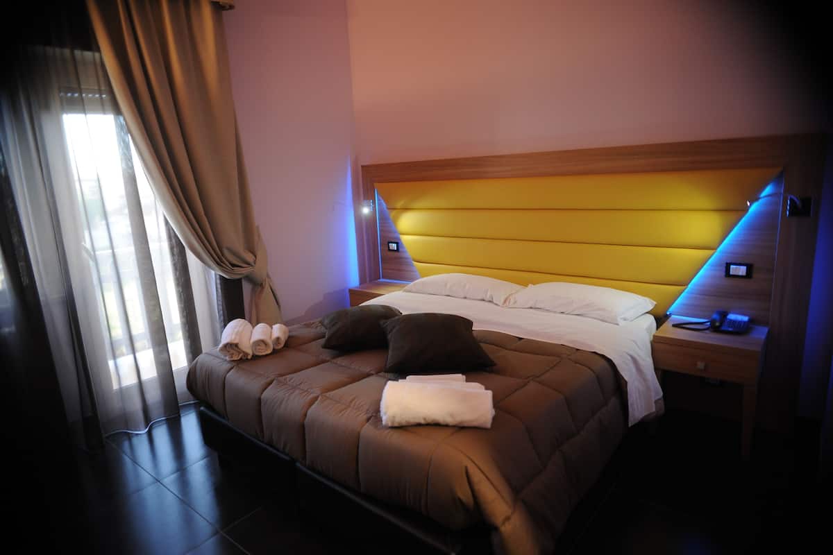 Kamer, 1 twee- of 2 eenpersoonsbedden | Een minibar, een kluis op de kamer, individueel gedecoreerd