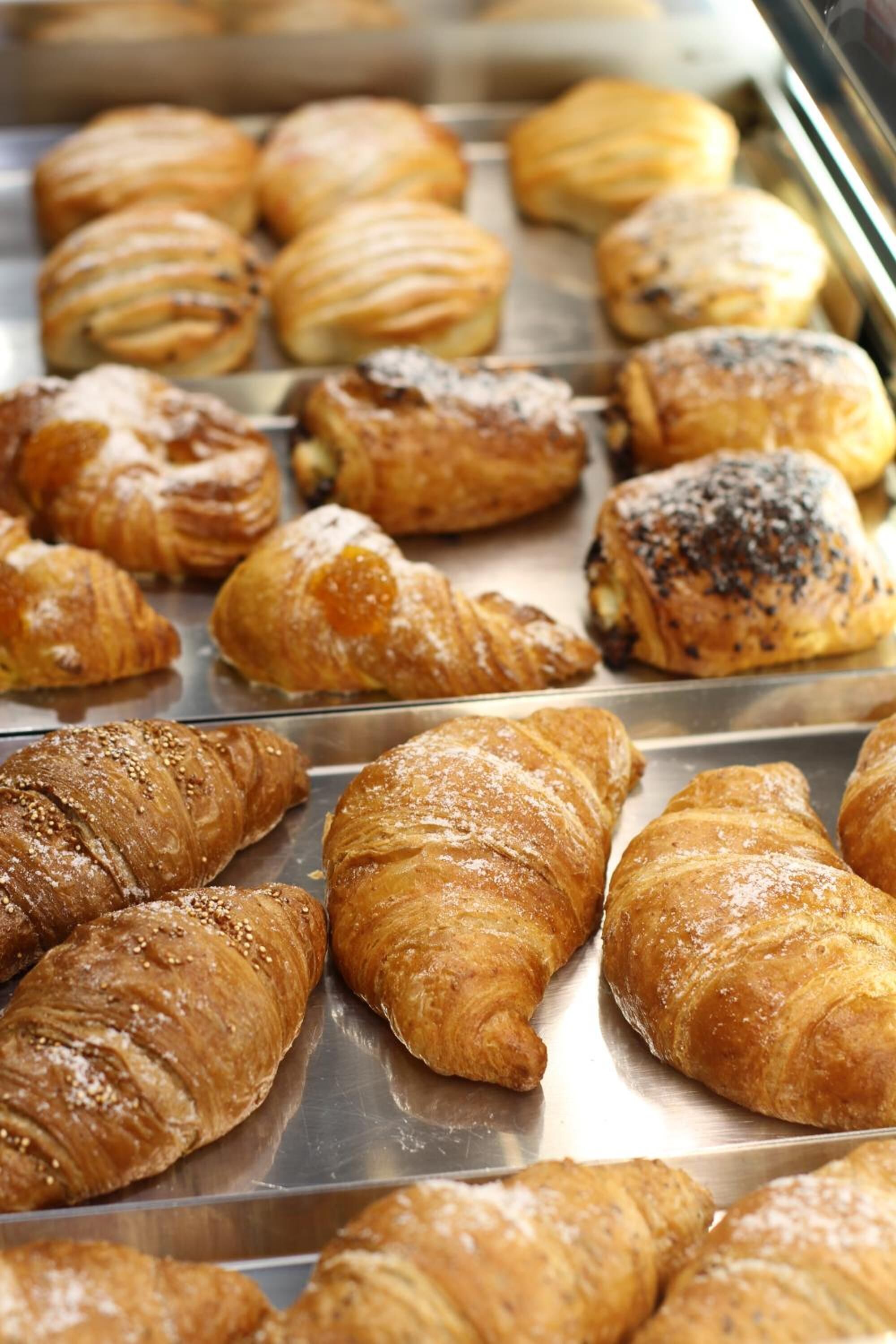 Une variété de pâtisseries présentées sur un plateau en métal.