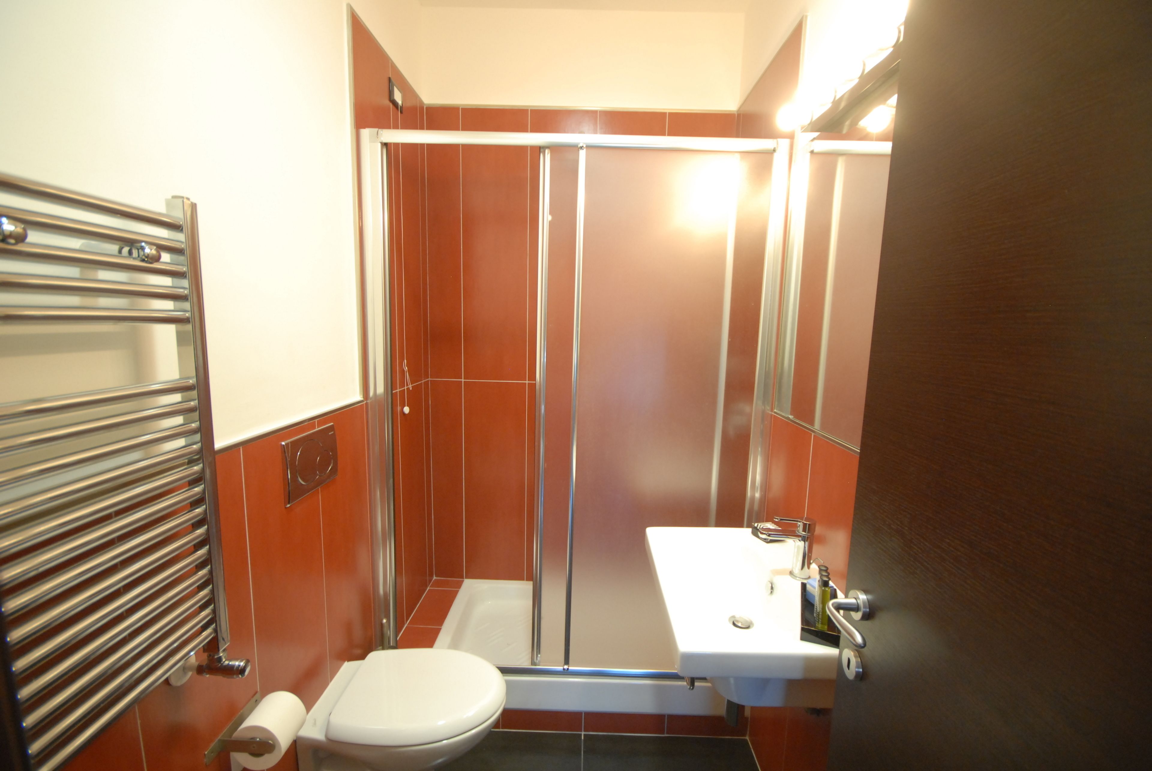 Habitación con 1 cama matrimonial o 2 individuales | Baño | Regadera, amenidades de baño gratuitas, secadora de cabello, batas 