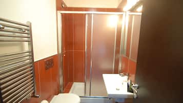 Habitación con 1 cama matrimonial o 2 individuales | Baño | Regadera, amenidades de baño gratuitas, secadora de cabello, batas
