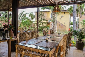 Déjeuner et dîner servis sur place