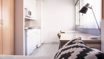 Klassieke studio, 3 eenpersoonsbedden | Privékitchenette | Een koelkast, een magnetron, een kookplaat, kookgerei, borden en bestek
