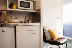 Superior Studio, 1 Twin Bed | Private kitchenette | Fridge, microwave, stovetop, cookware/dishes/utensils - Residencia Universitaria Resa Tomás Alfaro Fournier - Centro Adscrito a REAJ - Campus Accomodation (Vitoria-Gasteiz)