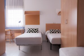 Estudio clásico, 3 camas individuales | Escritorio, cortinas blackout y tabla de planchar con plancha 