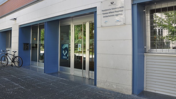 A building entrance with a sign indicating it is the Residencia Universitaria Tomas Alfere-Foixotza, part of the Universitat de Girona. - Residencia Universitaria Resa Tomás Alfaro Fournier - Centro Adscrito a REAJ - Campus Accomodation (Vitoria-Gasteiz)