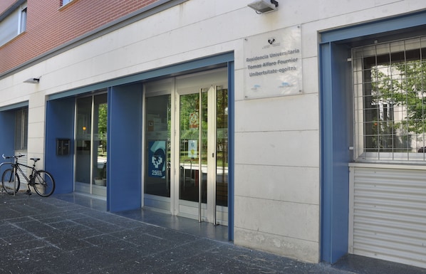 Property entrance - Residencia Universitaria Resa Tomás Alfaro Fournier - Centro Adscrito a REAJ - Campus Accomodation (Vitoria-Gasteiz)
