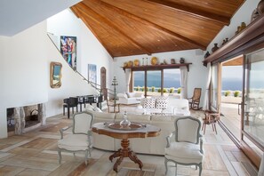 Luxury-Villa, 4 Schlafzimmer, eigener Pool, Meerblick | Wohnbereich | Fernseher