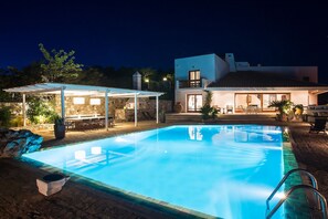 Outdoor pool, pool umbrellas, pool loungers - Villa Artisti Marathon (Marathon)