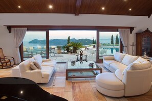 Luxury-Villa, 4 Schlafzimmer, eigener Pool, Meerblick | Wohnbereich | Fernseher