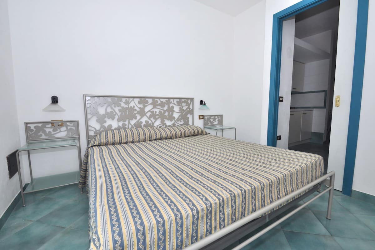 1 bedroom, cribs (surcharge), bed sheets