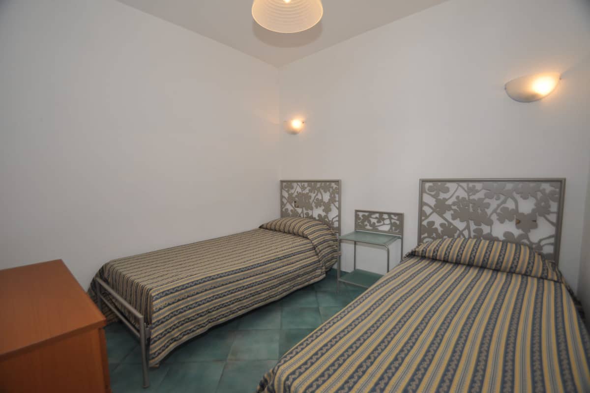 1 bedroom, cribs (surcharge), bed sheets