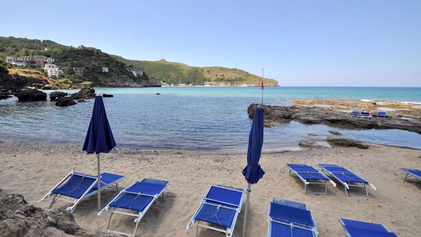 Una playa cerca, arena blanca