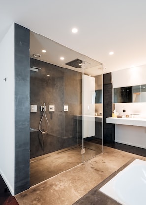 Suite – deluxe, 1 kingsize-seng, hageutsikt | Bad | Designertoalettartikler, hårføner, badekåper og tøfler