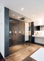 Deluxe Suite, 1 King Bed, Garden View | Bathroom